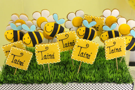 DELIGHTFUL BEE PARTY