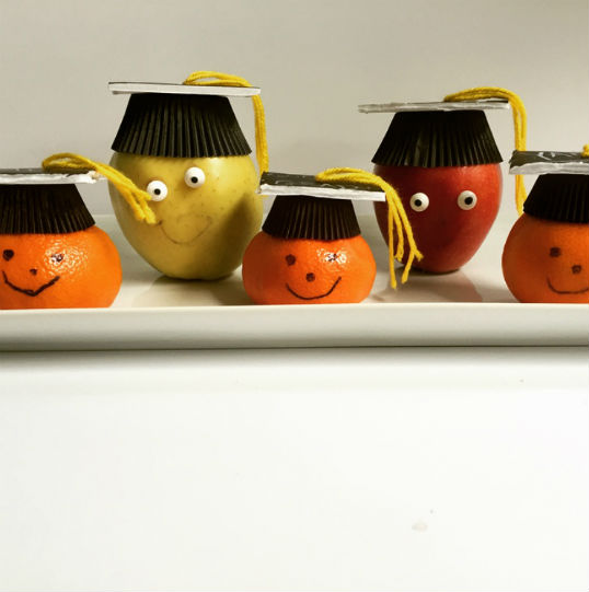 GRADUATION CUTIES - CLEMENTINE ORANGES and APPLES WITH GRADUATION CAPS- PARTY IDEAS