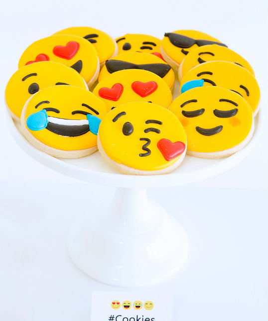 BIRTHDAY PARTY IDEAS FOR TEENS AND TWEENS ~ EMOJI PARTY