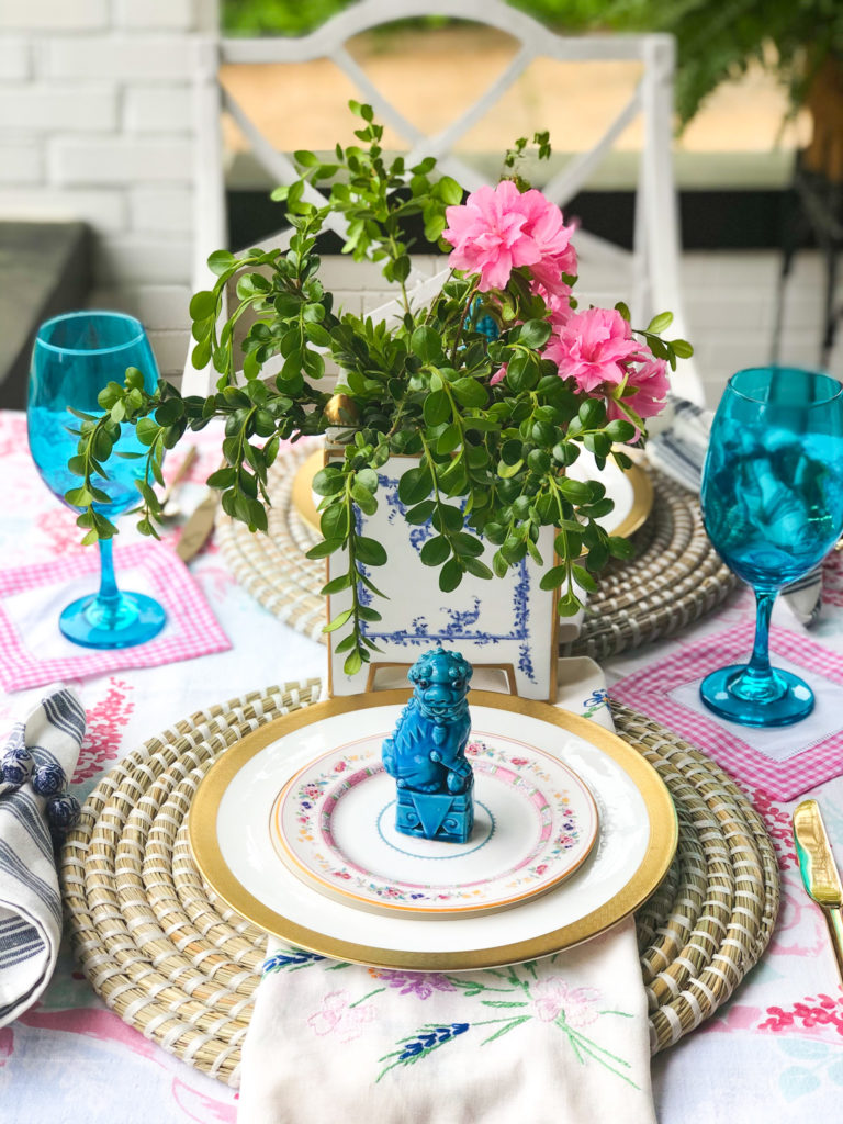 table setting with foo dogs in turquoise and pink
