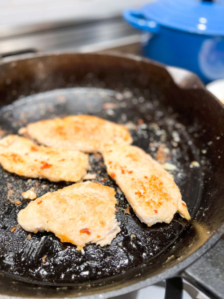 simple chicken with olive oil and flour cooked in black cast iron skillet